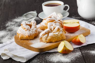 Bisküvi üst plaka üzerinde ahşap masa üzerinde pudra şekeri ile reçelli dolgulu alır