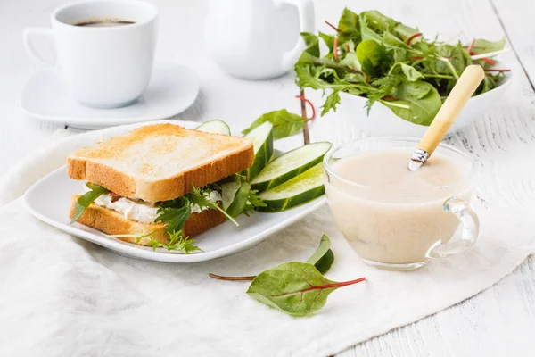 Çok tahıl ekmek, krem peynir ve yeşillikler ile sağlıklı sandviçler