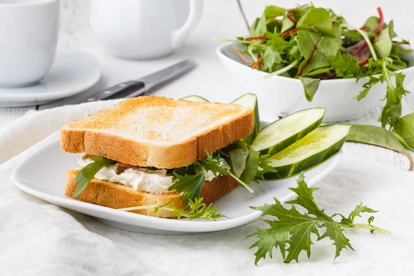 Taze marul, fesleğen ve krem peyniri ile sandviç