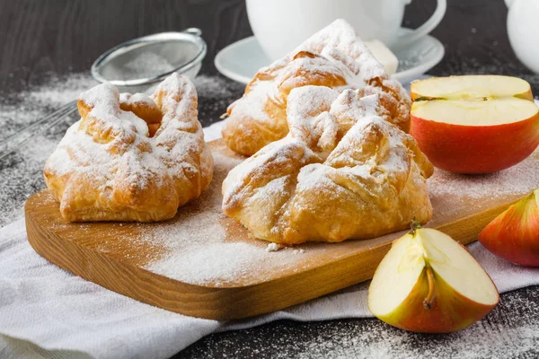 Frühstück mit hausgemachtem Gebäck auf Holztisch — Stockfoto