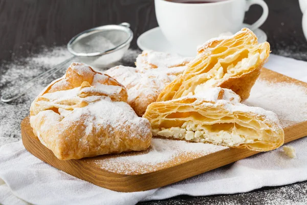 Hausgemachtes Backen, Plätzchen und Dekorationen, Saftpresse mit Quark auf weißem Holztisch — Stockfoto