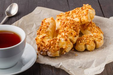 Tahta bir masada tatlı olarak elmalı börek.