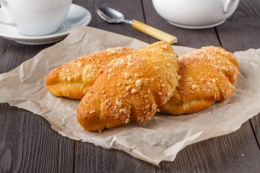 Tahta bir masada tatlı olarak elmalı börek.