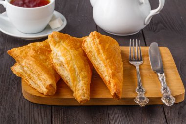 Ahşap bir masada tuzlu doldurulmuş köftesi. Kır evi tarzı