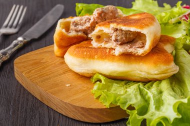 Et ile üçgen Rus belyashi