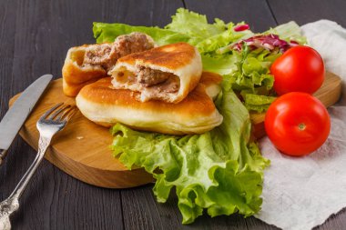 Belyash, et pastası, bir bardak süt 