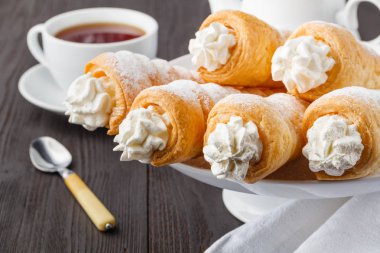 Lezzetli krem boynuzları vanilyalı krema ile doldurulmuş