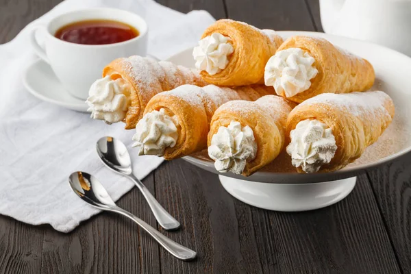 Deliciosos cuernos de crema rellenos de crema de vainilla — Foto de Stock