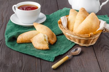 Ev yapımı pişirme, kurabiye ve süslemeleri, Beyaz ahşap masa üzerinde lor ile meyve sıkacağı