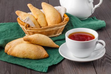 Ahşap bir masada tuzlu doldurulmuş köftesi. Kır evi tarzı