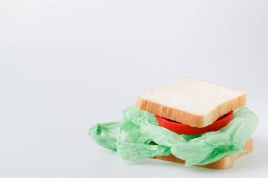 Doğada ahşap bir yüzey üzerinde tek kullanımlık plastik torbalar ve plastik ücretsiz yeniden kullanılabilir alışveriş torbaları üretin. Sıfır atık yaşam tarzı