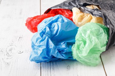 rustik arka plan üzerinde alışveriş için plastik torba. sürdürülebilir yaşam tarzı kavramı. sıfır atık. plastik ücretsiz öğeler