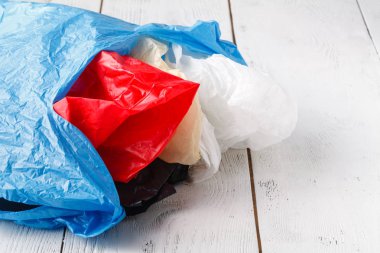 rustik arka plan üzerinde alışveriş için plastik torba. sürdürülebilir yaşam tarzı kavramı. sıfır atık. plastik ücretsiz öğeler