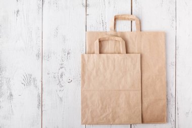 geri dönüşüme hazır kağıt atıkları. Sosyal sorumluluk ve ekoloji bakımı, plastik yerine kağıt torba kullanımı 