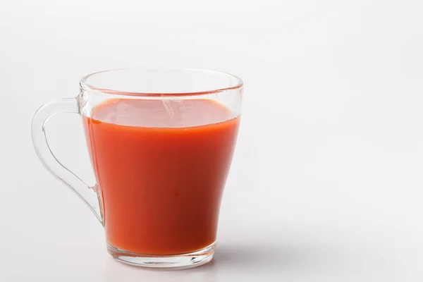 Свежий томатный сок в стакане. Овощные напитки из натуральных натуральных помидоров — стоковое фото