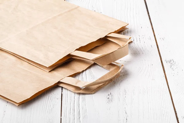 Winkelen. Lege papieren zakken met handvatten, maatschappelijke verantwoordelijkheid, ecologie zorgconcept — Stockfoto