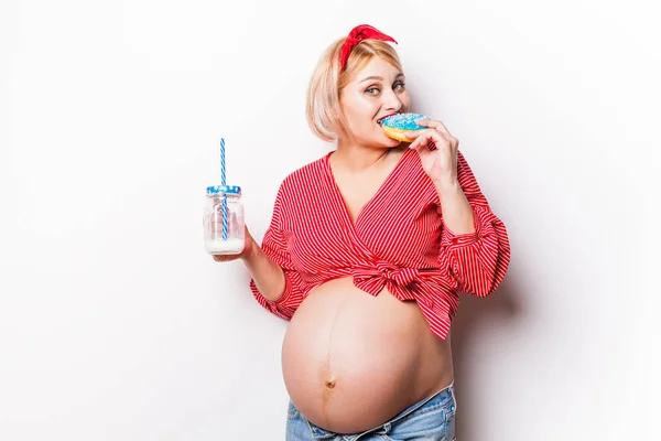 Hoe te eten tijdens de zwangerschap, volwassen model eet junk food — Stockfoto