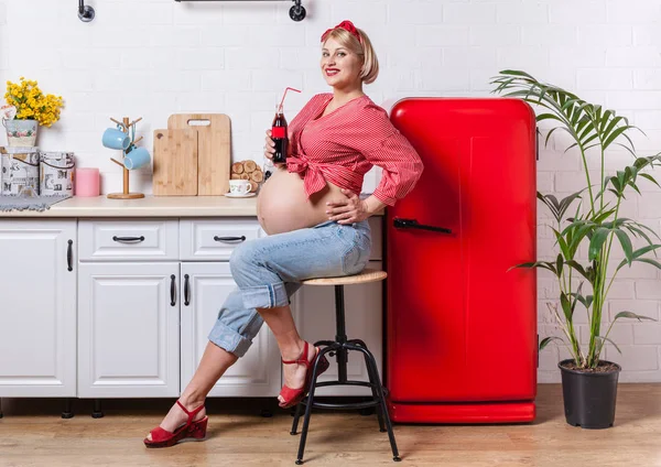 Drink Cola tijdens de zwangerschap, zwangere vrouwen moeten niet drinken CAF — Stockfoto