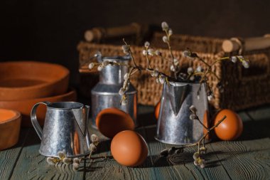 pişirme tava ile yumurta. paskalya pastası pişirme işlemi