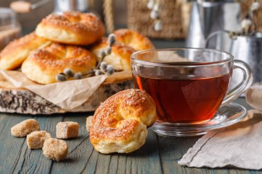 ahşap arka plan üzerinde fincan ile çerezleri