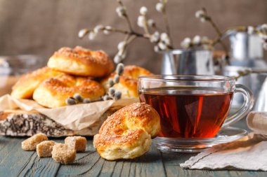 ahşap arka plan üzerinde fincan ile çerezleri