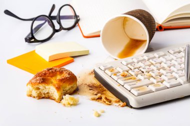 klavye ib iş yeri ofis üzerine dökülen kahve