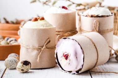 Genç yeşil sprigs ile Kulich pasta, Geleneksel Russi sembolü