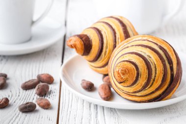 Taze kruvasanla nefis bir kahvaltı.