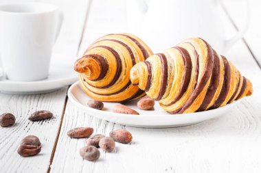 sabah kruvasan ile kahve