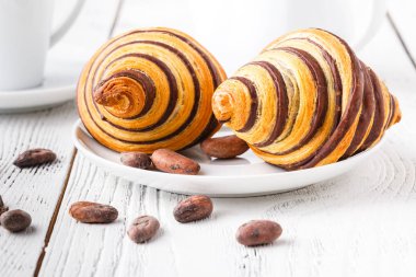 Taze kruvasanla nefis bir kahvaltı.