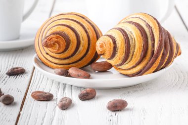 taze kruvasan ve beyaz ahşap bac ile geleneksel kahvaltı