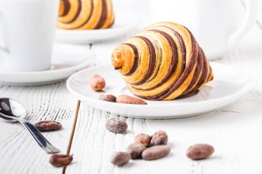 taze pişmiş kruvasanlar ile Kahvaltı