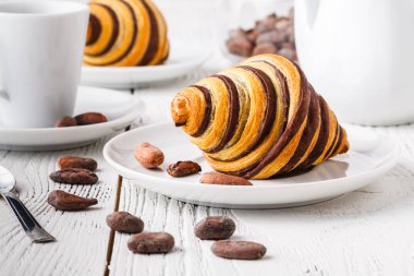 Kruvasan ile doldurma Kupası ve taze sabah kahve çikolata