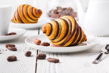 sabah kruvasan ile kahve