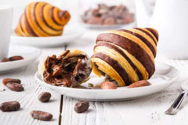 Kruvasan ile doldurma Kupası ve taze sabah kahve çikolata