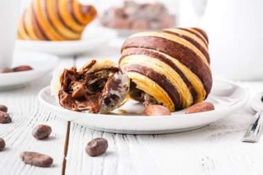 Taze kruvasanla nefis bir kahvaltı.