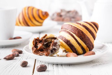 sabah kruvasan ile kahve