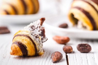 taze pişmiş kruvasanlar ile Kahvaltı