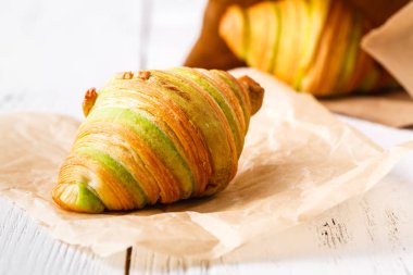 taze kruvasan ve beyaz ahşap bac ile geleneksel kahvaltı