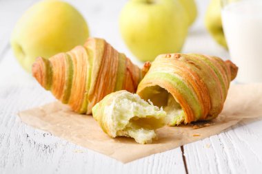 taze kruvasan ve beyaz ahşap bac ile geleneksel kahvaltı