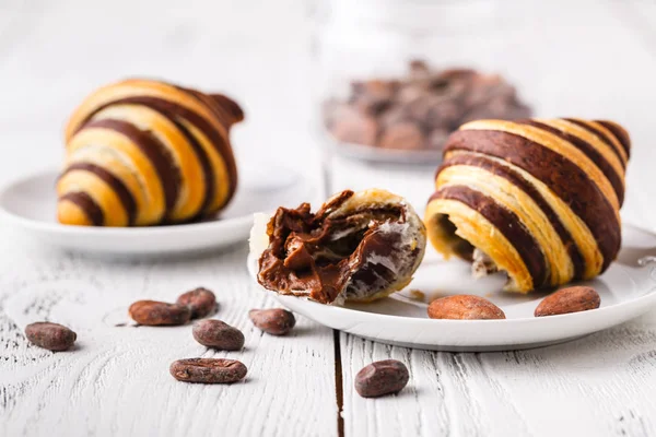 Croissants con taza de chocolate y café fresco por la mañana — Foto de Stock