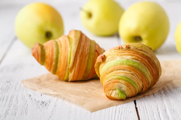 Taze kruvasanla nefis bir kahvaltı.