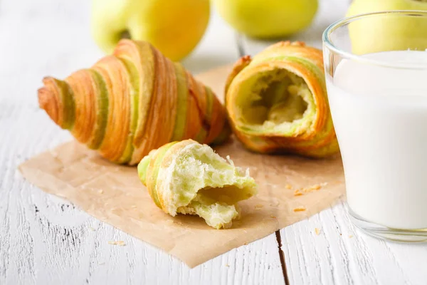 Delicious breakfast with fresh croissants — Stock Photo, Image