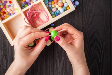 Kuyumculuk ve boncuk süreci. Renkli boncuk. Boncuklu takılar 