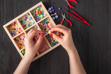 El yapımı düğme bilezik. Parlak renkli düğmeler, pliers ayarlayın. Diy bilezik takı fikri. Kolay yaratıcı el sanatları yapmak