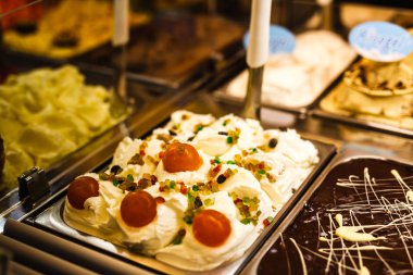 Krem ve meyve İtalyan dondurma çelik ile dondurma buzdolabı ferahlatıcı tatlı scoopable tatlar birçok sayaç hizmet vermektedir. Dondurma ekran, gelato dondurma çeşitli tatlar