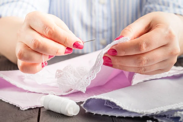 针线，缝纫和裁缝的概念 - 裁缝妇女与针缝织物线。用针和线缝制双手。手指将线拉入针中 — 图库照片