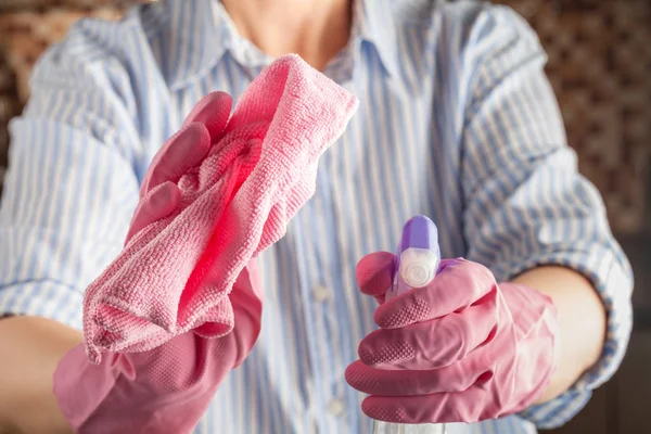 Lavar as janelas da casa com um pano e um spray para limpar os óculos. Limpeza da casa — Fotografia de Stock