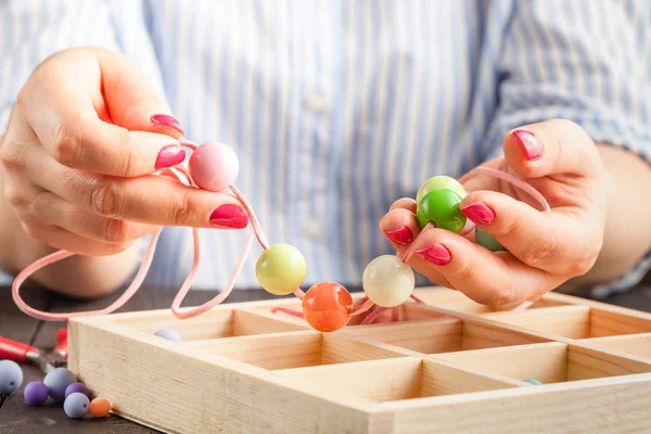 Processus de travail. Concept artisanal. Femme créative faire de belles perles de boules colorées — Photo