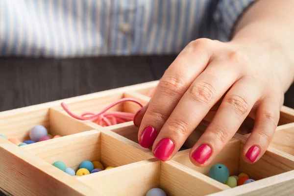 Schöne Frauen am Tisch, die Schmuck herstellen — Stockfoto